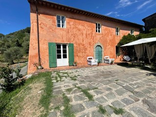 Casale in Vendita a Lucca, zona Nord, 580'000€, 320 m²