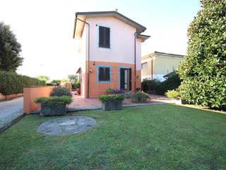Villa in Vendita a Lucca, 380'000&euro;, 168 m², con Box