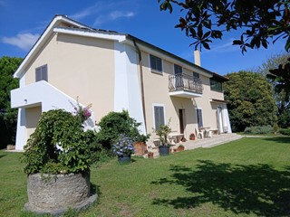 Casa Indipendente in Vendita a Morlupo, 600'000&euro;, 400 m², con Box