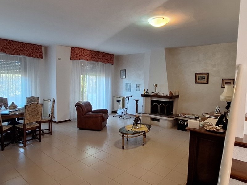 Casa Semi Indipendente in Vendita a Rapolano Terme, 260'000€, 190 m², con Box