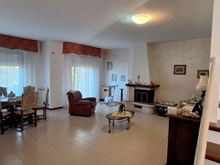Casa Semi Indipendente in Vendita a Rapolano Terme, 260'000€, 190 m², con Box