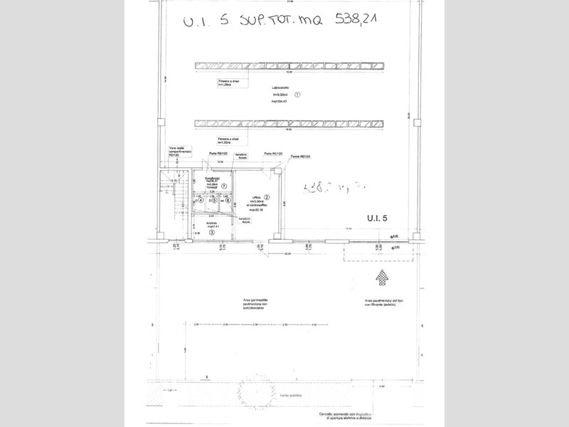 Capannone in Vendita a Prato, 538 m²