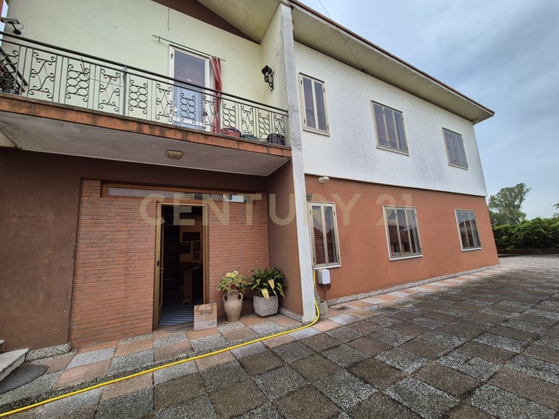 Casa Indipendente in Vendita a Concamarise, 215'000€, 366 m², con Box