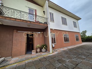 Casa Indipendente in Vendita a Concamarise, 215'000€, 366 m², con Box