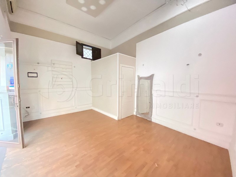 Immobile commerciale in Affitto a Giugliano in Campania, 350€, 30 m²