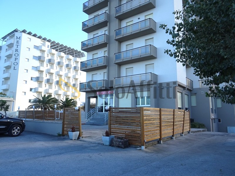 Attività commerciale in Affitto a Senigallia, zona Lungomare, 4'000€, 640 m², arredato