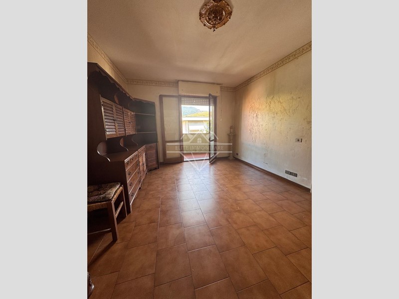 Appartamento in Vendita a Massa, zona Romagnano, 160'000€, 105 m², arredato, con Box