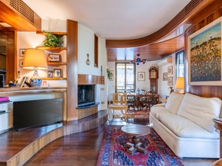 Villa bifamiliare in Vendita a Pontedera, 490'000€, 239 m², arredato, con Box