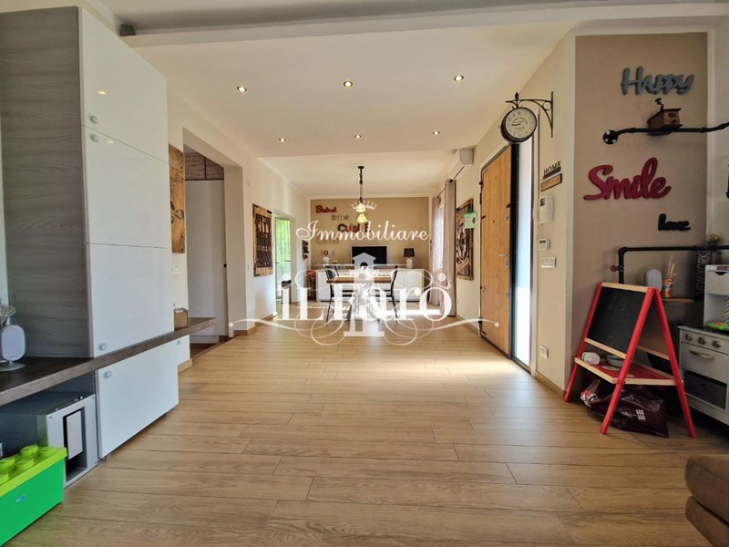 Villa in Vendita a Campi Bisenzio, zona San Donnino, 620'000€, 243 m², con Box