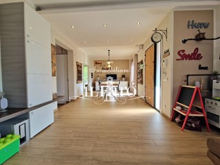 Villa in Vendita a Campi Bisenzio, zona San Donnino, 620'000€, 243 m², con Box