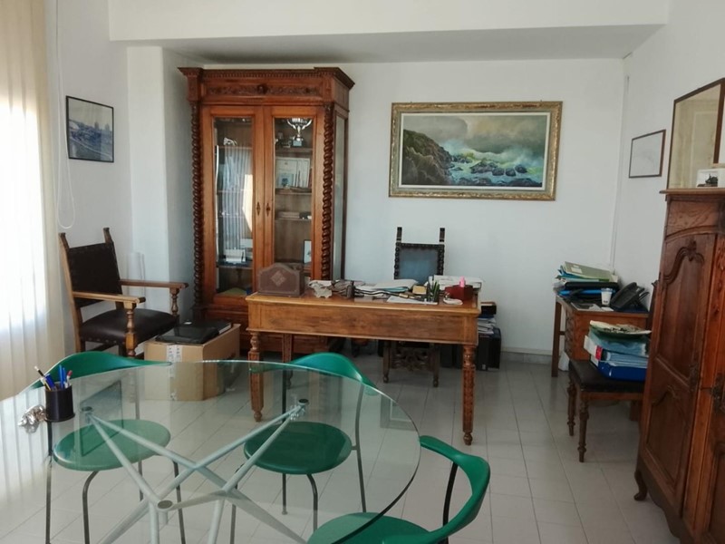 Ufficio in Affitto a Livorno, 1'150€, 100 m²