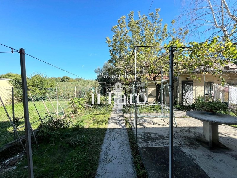 Casa Indipendente in Vendita a Campi Bisenzio, zona La Villa, 379'000€, 243 m²