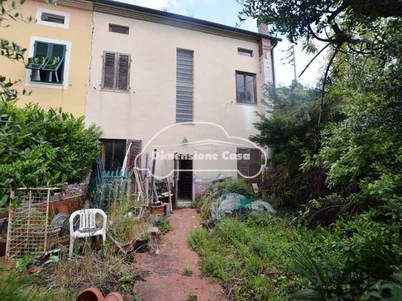 Casa Indipendente in Vendita a Lucca, zona Picciorana, 130'000&euro;, 130 m²