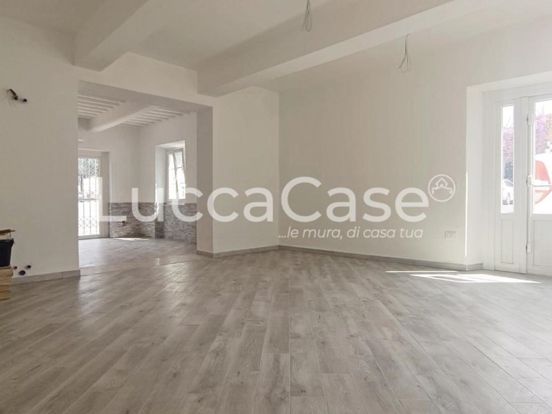 Immobile commerciale in Vendita a Massarosa, 95'000€, 51 m²