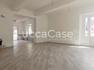 Immobile commerciale in Vendita a Massarosa, 95'000€, 51 m²