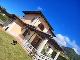 Villa in Vendita a Montignoso, zona Cervaiolo, 300 m², arredato