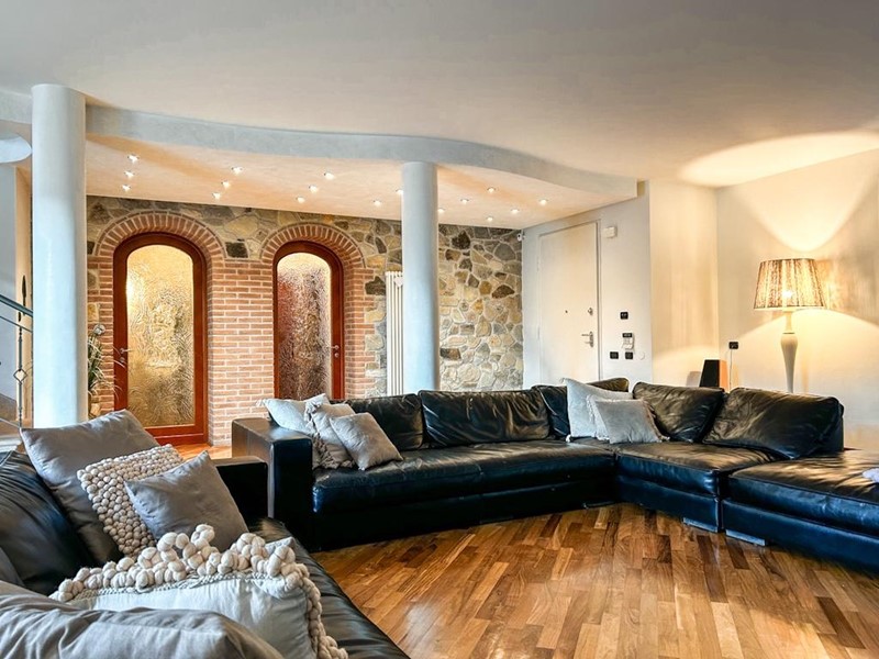 Villa in Vendita a Cascina, 890'000€, 400 m², arredato, con Box