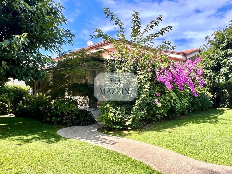 Villa bifamiliare in Vendita a Forte dei Marmi, zona Vittoria Apuana, 2'750'000&euro;, 154 m², arredato