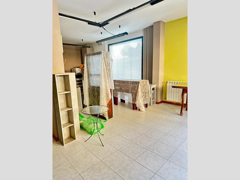 Immobile commerciale in Vendita a Siena, zona Taverne D'arbia, 65'000€, 72 m²