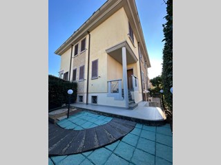 Villa bifamiliare in Vendita a Rosignano Marittimo, zona Vada, 268'000€, 100 m², arredato, con Box