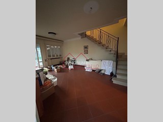 Villa bifamiliare in Vendita a Camaiore, zona Lido di Camaiore, 690'000&euro;, 160 m², arredato