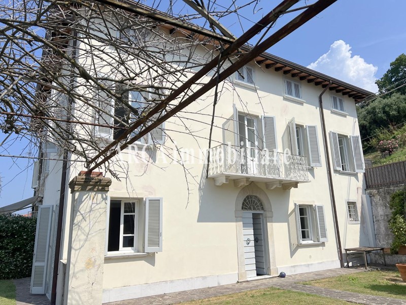 Villa in Vendita a Pietrasanta, 930'000€, 230 m²