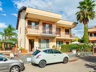 Casa Semi Indipendente in Vendita a Acireale, 650'000€, 160 m²