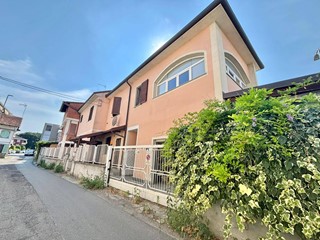 Casa Indipendente in Vendita a Alessandria, 175'000€, 150 m²