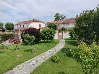 Villa in Vendita a Alessandria, 250'000€, 250 m², con Box