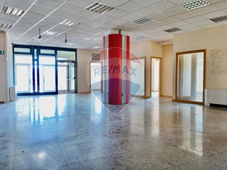 Ufficio in Affitto a Ancona, 2'800€, 647 m²