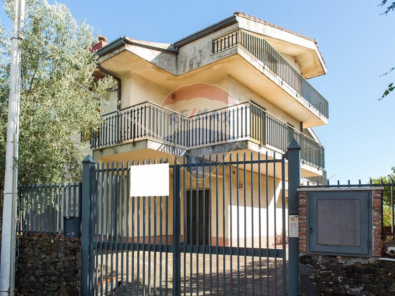 Villa in Vendita a Trecastagni, 310'000€, 390 m²