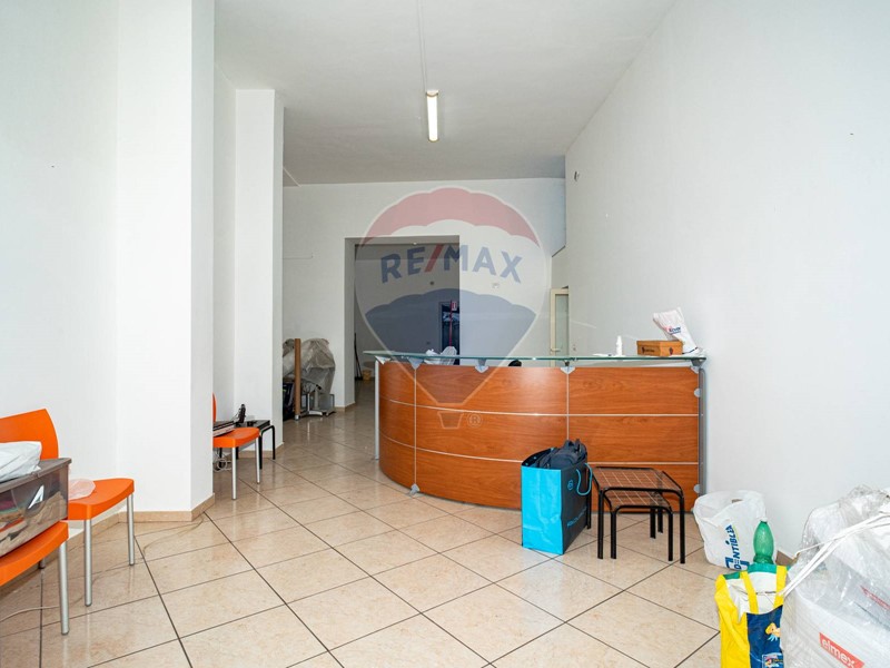 Negozio in Vendita a Paternò, 55'000€, 81 m²