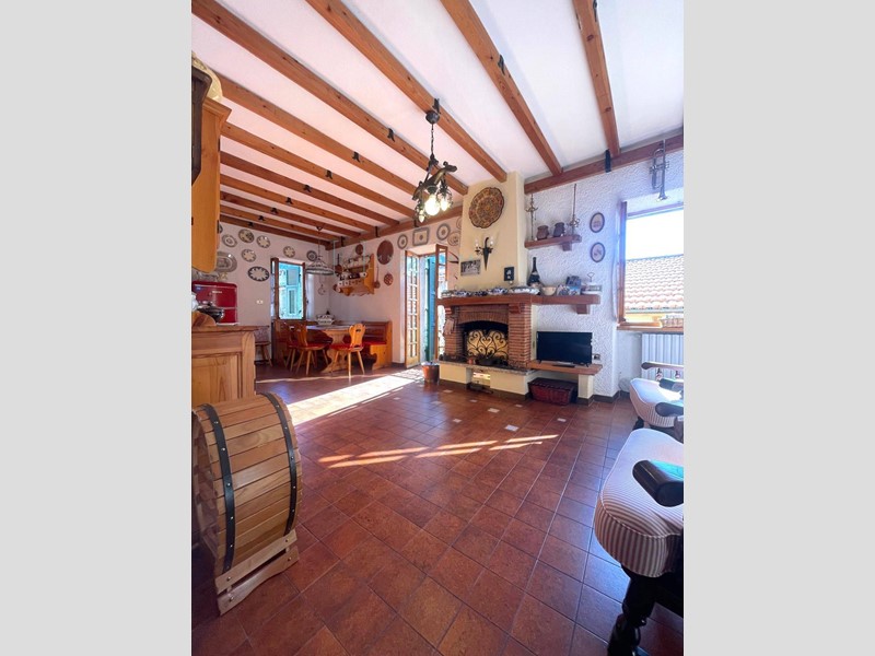 Trilocale in Vendita a Pieve di Teco, 130'000€, 100 m²