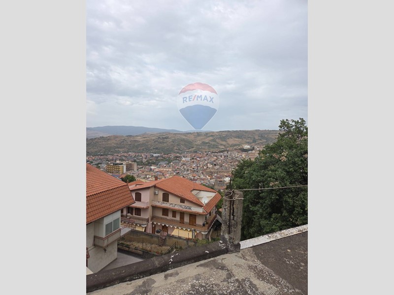 Villa in Vendita a Bronte, 200'000&euro;, 253 m²