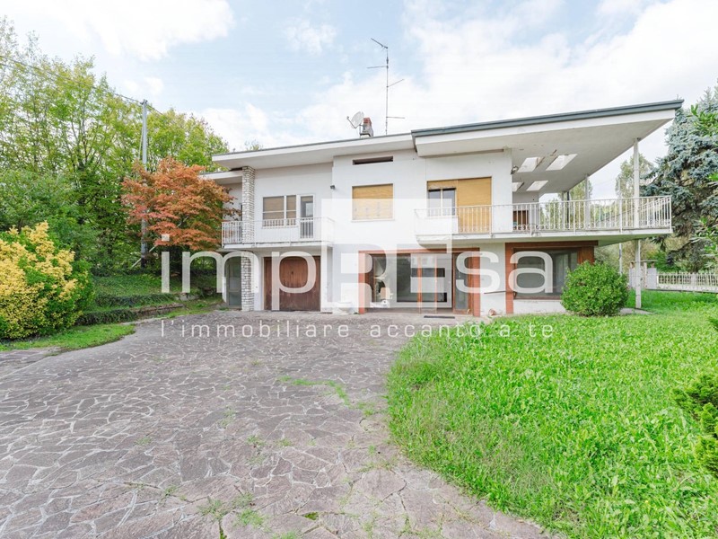 Villa in Vendita a Follina, 250'000€, 277 m²