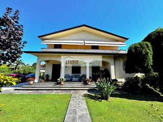 Villa in Vendita a Forte dei Marmi, 1'700'000€, 260 m²