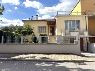 Casa Semi Indipendente in Vendita a Fabriano, 240'000€, 120 m²