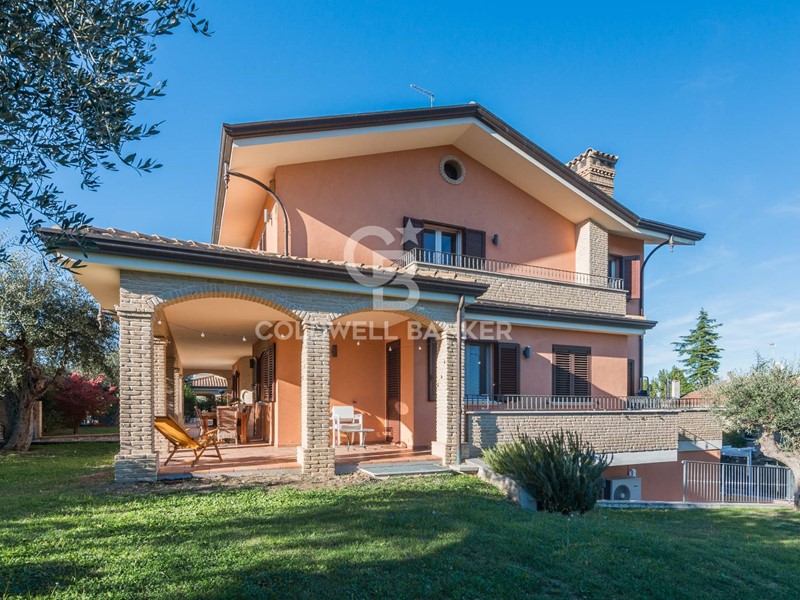 Villa in Vendita a Montescudo Monte Colombo, 945'000€, 457 m²