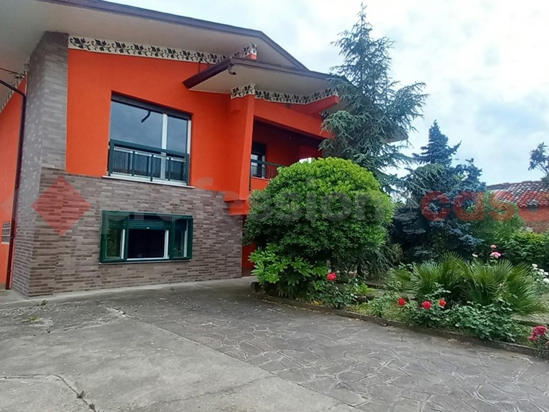 Villa in Vendita a Roveredo di Guà, 220'000€, 330 m²