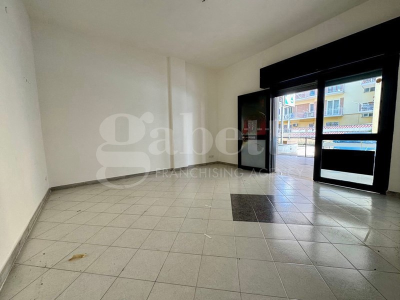 Negozio in Affitto a Mugnano di Napoli, 600€, 40 m²