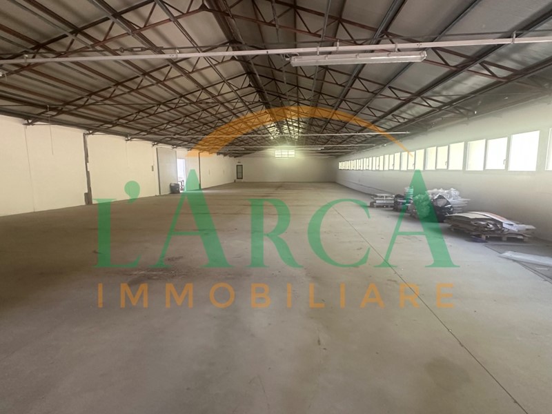 Capannone in Affitto a Sale Marasino, 1'400€, 860 m²