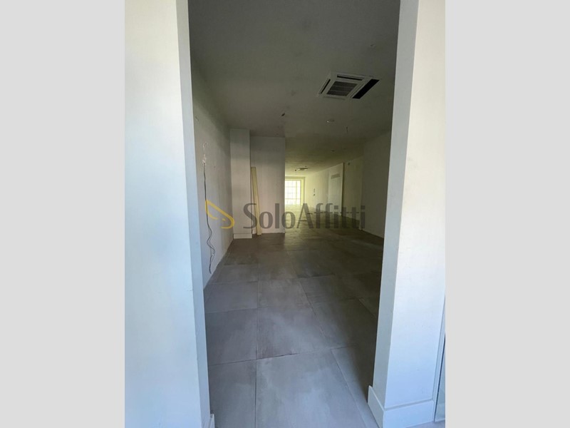 Capannone in Affitto a Frosinone, 3'000€, 100 m²