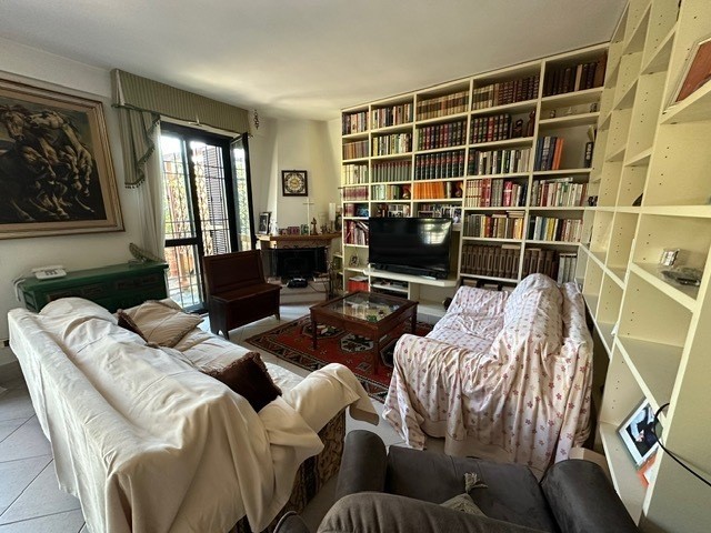 Casa Indipendente in Vendita a Guidonia Montecelio, zona Guidonia, 415'000€, 250 m²