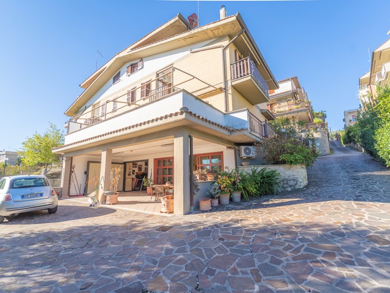 Casa Indipendente in Vendita a Monterotondo, 459'000€, 300 m², con Box