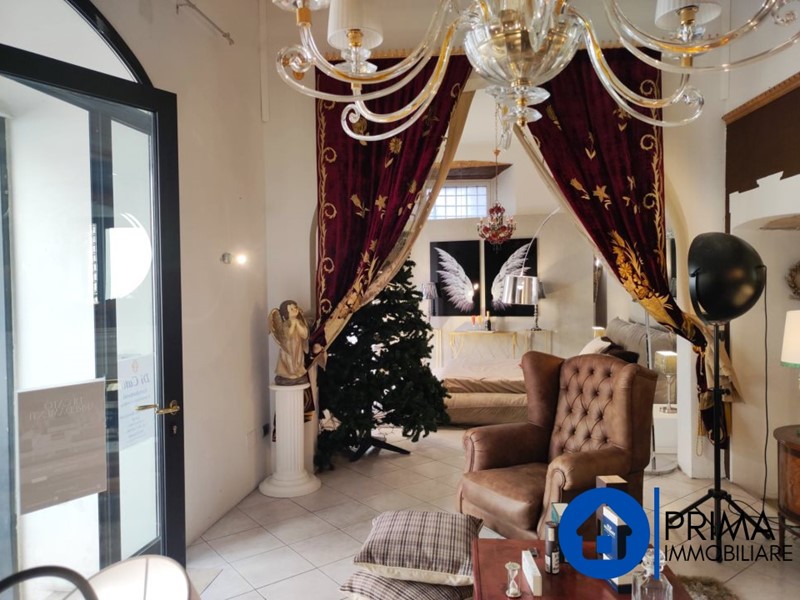 Negozio in Affitto a Terni, 800€, 150 m²