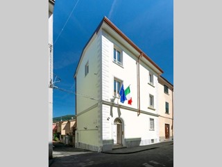 Ufficio in Affitto a Massa, 2'500€, 200 m²