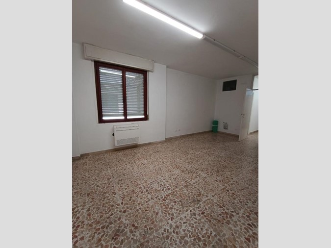 Ufficio in Vendita a Massa, 50'000€, 50 m²