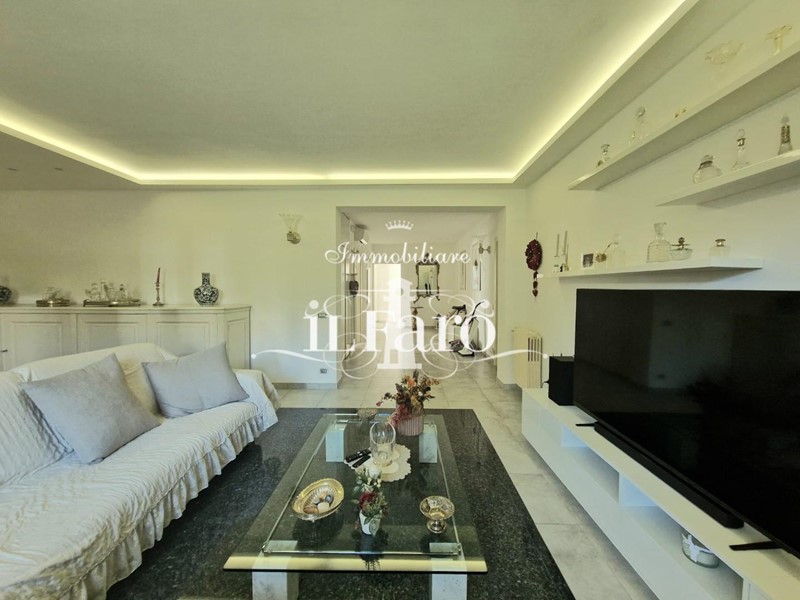 Casa Indipendente in Vendita a Campi Bisenzio, 1'050'000€, 430 m², con Box