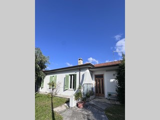 Villa in Vendita a Carrara, zona Marina di Carrara, 500'000€, 160 m²