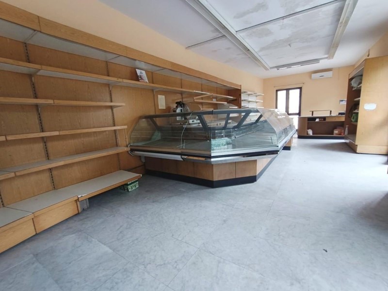 Immobile commerciale in Vendita a Massa, zona Ortola, 100'000€, 110 m²